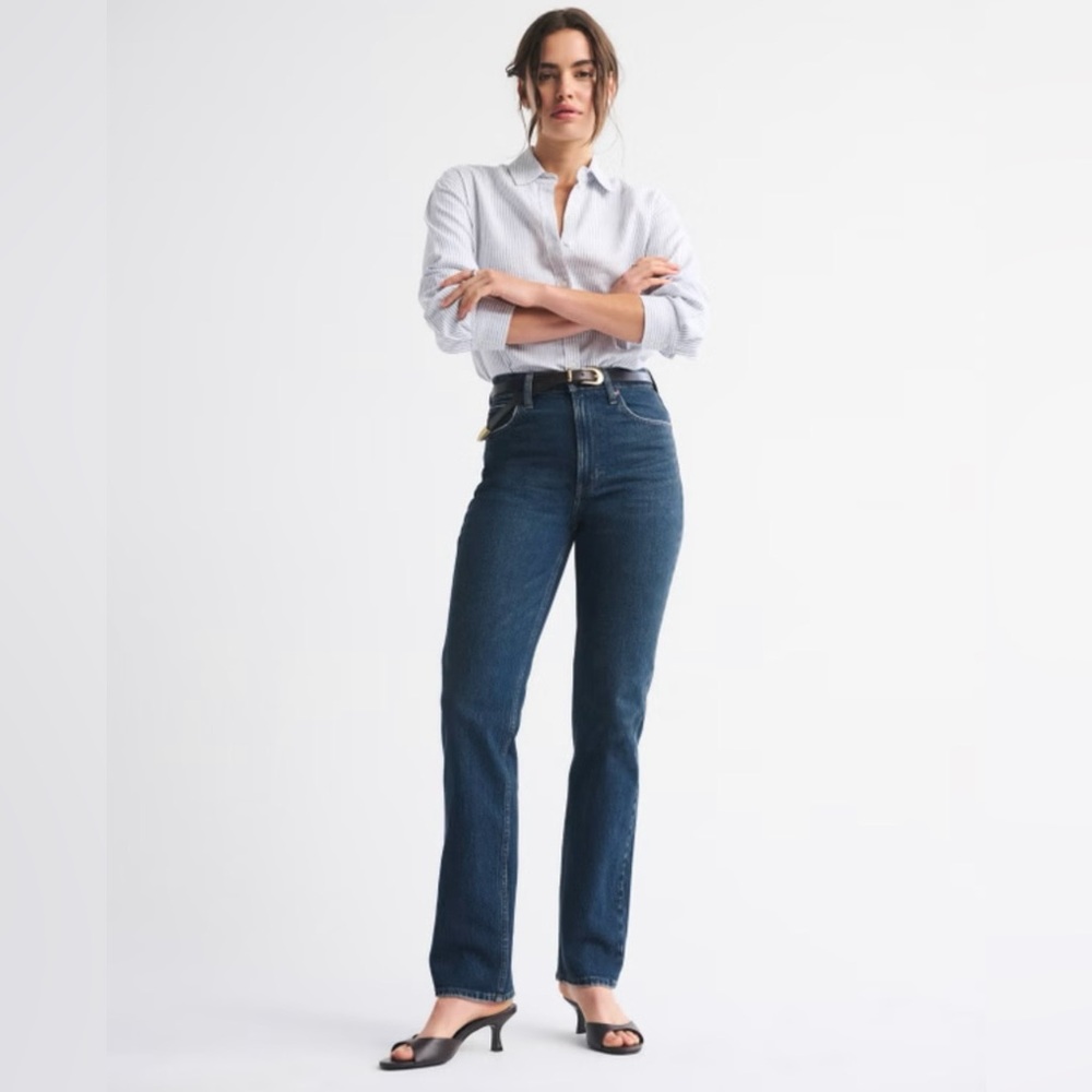 Abercrombie Ultra High Rise 90s Straight Jean in Dark Wash 29/8 Short